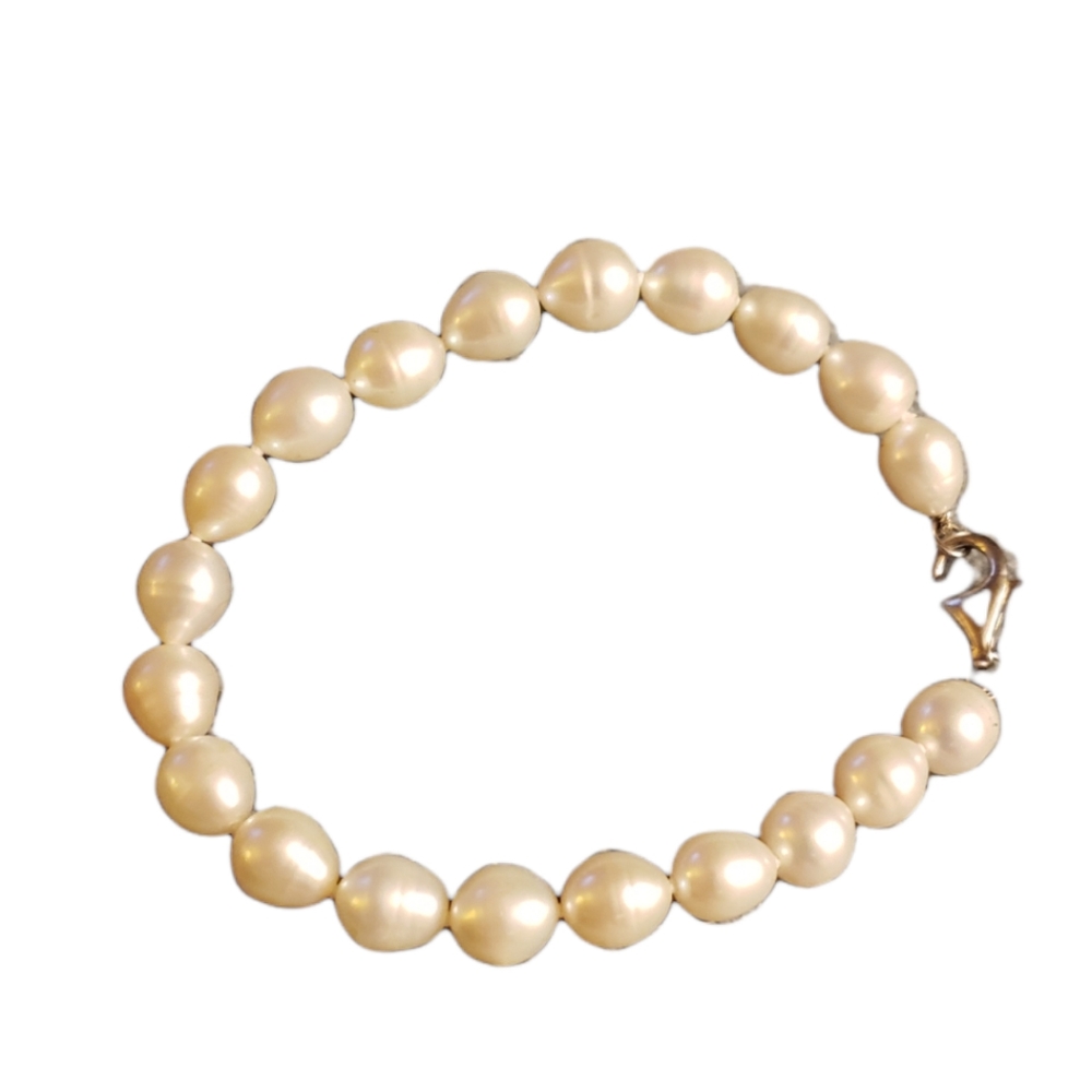 Vintage hand knotted Cultured Pearl Bracelet  on a  sterling clasp